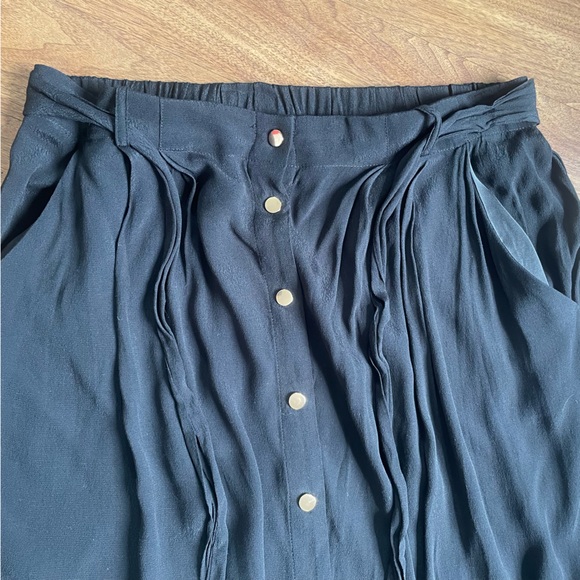 H&M| Size 10 - Flowy Black midi Skirt with Gold Buttons and pockets - Picture 6 of 6